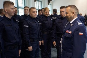 nadinsp. Tomasz Klimek i ślubujący policjanci