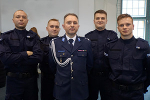Komendant Powiatowy Policji w Iławie z policjantami