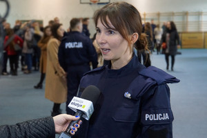 Policjantka podczas rozmowy z dziennikarką