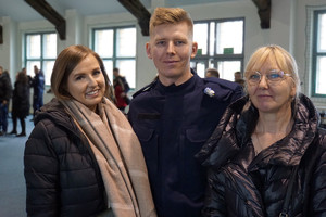 Ślubujący policjant z bliskimi