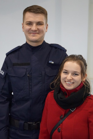 Ślubujący policjant z partnerką