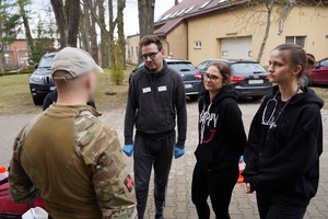 funkcjonariusze i studenci podczas symulacji medycznej