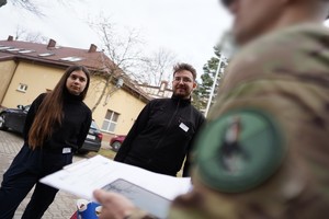 funkcjonariusze i studenci podczas symulacji medycznej