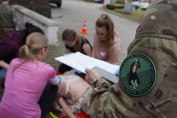 funkcjonariusze i studenci podczas symulacji medycznej