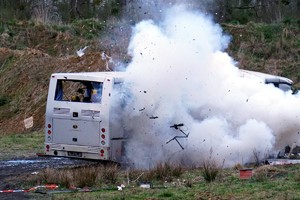 Uszkodzony autobus po wybuchu w momencie wybuchu materiału wybuchowego