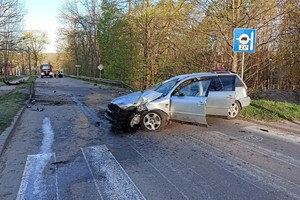 Rozbity samochód na drodze