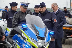 policjanci podczas przekazania sprzętu