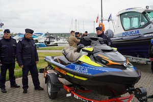 policjanci podczas przekazania sprzętu