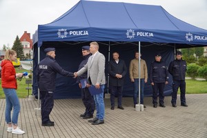 policjanci podczas przekazania sprzętu