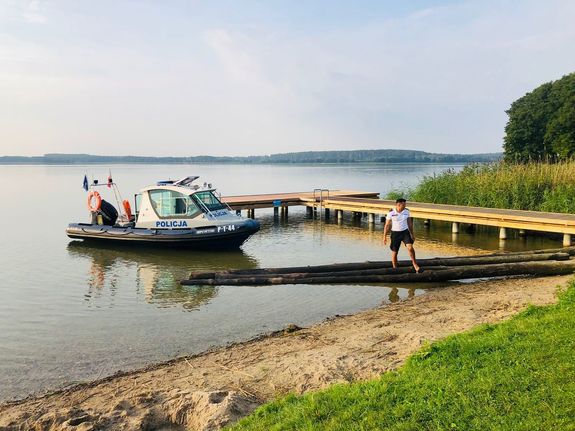 Policyjna łódź przy brzegu