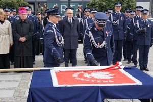 Komendant Powiatowy Policji w Nidzicy wbija gwóźdź honorowy