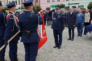 Wręczenie sztandaru policjantom