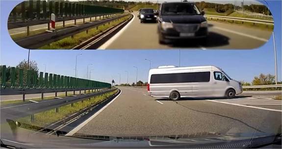 Zrzut ekranu z wideorejestratora, na którym widać samochód stojący w poprzek drogi