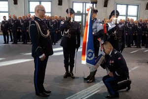 nadinsp. Tomasz Klimek żegna się ze sztandarem KWP w Olsztynie