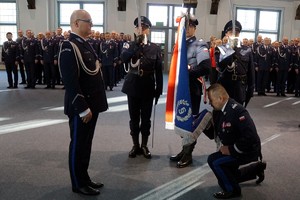 nadinsp. Tomasz Klimek żegna się ze sztandarem KWP w Olsztynie