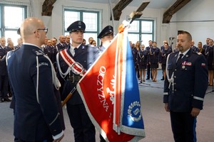 nadinsp. Tomasz Klimek i mł. insp. Paweł Krauz przy sztandarze KWP w Olsztynie