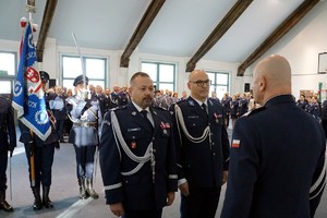 nadinsp. Tomasz Klimek i mł. insp. Paweł Krauz przy sztandarze KWP w Olsztynie