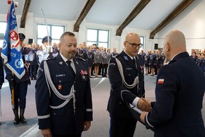 mł. insp. Paweł Krauz odbiera gratulacje