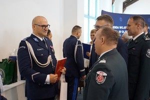 mł. insp. Paweł Krauz odbiera gratulacje