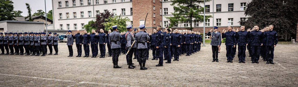 Policjanci na placu apelowym.