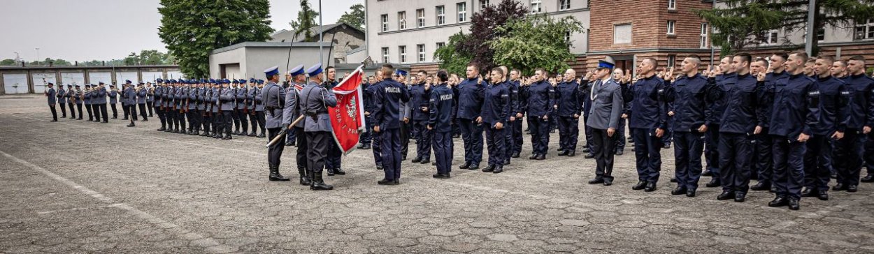 Policjanci na placu apelowym.