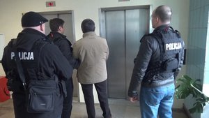 Doprowadzenie zatrzymanego przez policjantów