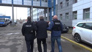 Doprowadzenie zatrzymanego przez policjantów