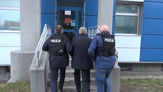 Doprowadzenie zatrzymanego przez policjantów