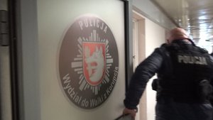 Doprowadzenie zatrzymanego przez policjantów