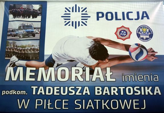 Na zdjęciu plakat przedstawiający grających siatkarzy.