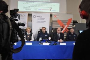 Na zdjęciu uczestnicy konferencji siedzący za stołem konferencyjnym.