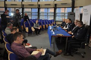 Na zdjęciu funkcjonariusze Policji odpowiadają na pytania dziennikarzy.