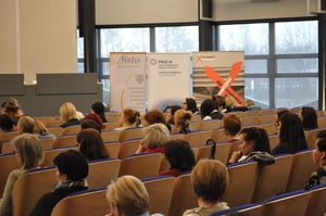 Na zdjęciu uczestnicy konferencji siedzący w auli.