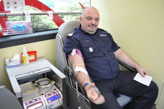 Na zdjęciu widoczny Komendant Wojewódzki Policji w Katowicach nadinsp. Krzysztof Justyński oddający honorowo krew.
