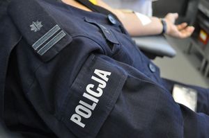 Na zdjęciu widoczny fragment policyjnego munduru z widocznym pagonem i naszywką.