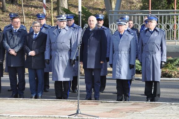 zdjęcie przedstawia Ministra Spraw Wewnętrznych i Administracji Joachima Brudzińskiego w towarzystwie kadry kierowniczej policji