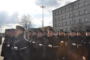 zdjęcie przedstawia ślubujących policjantów stojących w szyku