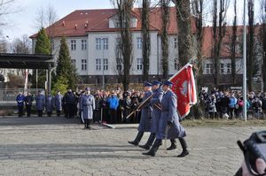 na zdjęciu widać maszerujący poczet sztandarowy