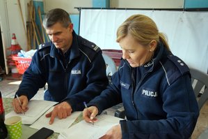 Fotografia kolorowa. Na zdjęciu widać policjantów z KWP w Katowicach.