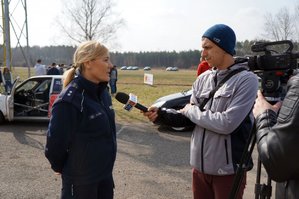 Zdjęcie przedstawia policjantkę udzielającą wywiad na temat działań: Z młodym kierowcą w drodze po doświadczenie.