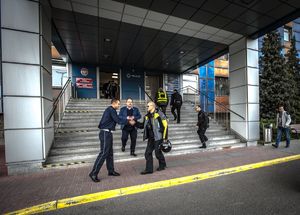 Policjant WRD witający się z motocyklistą na tle KWP w Katowicach