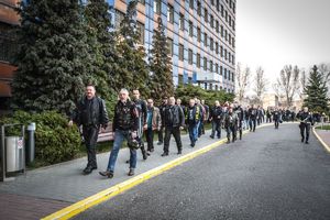 Motocykliści na tle KWP w Katowicach