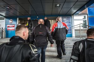 Motocykliści wchodzący do KWP w Katowicach
