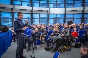Policjant WRD przemawiający do publiczności
