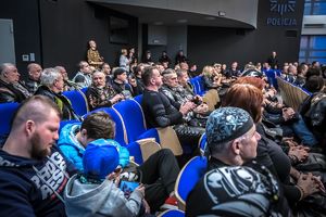 Motocykliści w budynku KWP w Katowicach