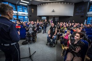 Policjant WRD przemawiający do motocyklistów w budynku rotundy KWP w Katowicach