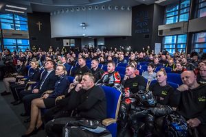 Uczestnicy zdarzenia w budynku rotundy KWP w Katowicach