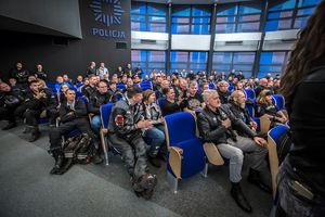 Uczestnicy zdarzenia w budynku rotundy KWP w Katowicach
