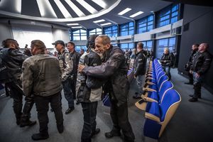 Motocykliści w budynku rotundy KWP w Katowicach