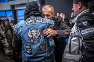 Motocykliści w budynku rotundy KWP w Katowicach